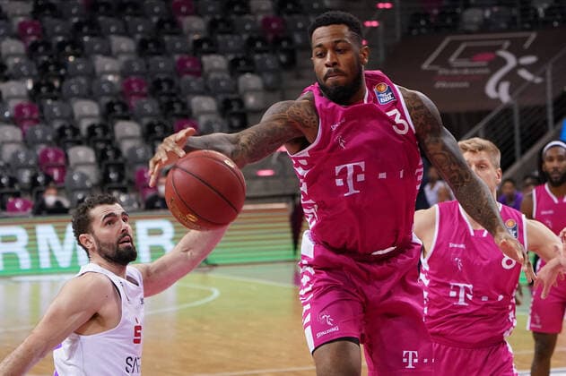 GER, easyCredit BBL, Herren, Telekom Baskets Bonn vs. BG Goettingen 27.12.2020, Telekom Dome, Bonn, GER, easyCredit BBL, Herren, Telekom Baskets Bonn vs. BG Goettingen, im Bild picture shows: James Thompson IV (Telekom Bonn 3), Akeem Vargas (Goettingen 8),