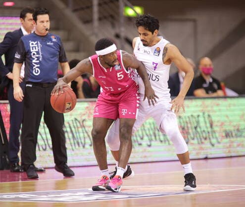 Josh Hagins Telekom Baskets Bonn vs. Jorge Gutierrez BG Göttingen easyCredit BBL 1. Bundesliga , Saison 2020 2021 , 9. Spieltag