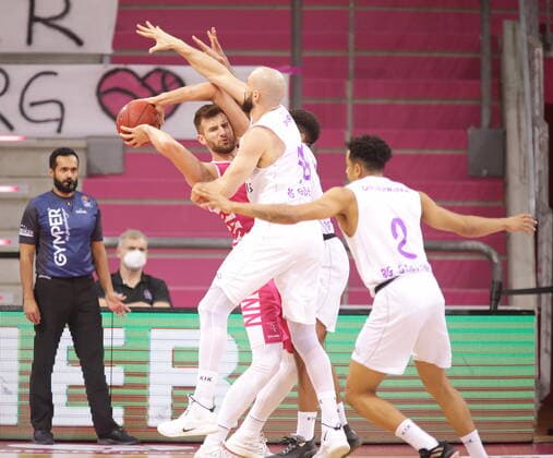 Leon Kratzer Telekom Baskets Bonn vs. Dennis Kramer BG Göttingen easyCredit BBL 1. Bundesliga , Saison 2020 2021 , 9. Spieltag