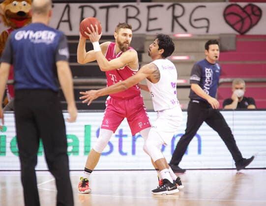 Deividas Gailius Telekom Baskets Bonn vs. Jorge Gutierrez BG Göttingen easyCredit BBL 1. Bundesliga , Saison 2020 2021 , 9. Spieltag