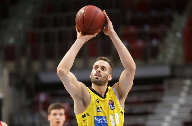 Ludwigsburg , Basketball easyCredit BBL Bundesliga , MHP RIESEN Ludwigsburg vs. s.Oliver Würzburg , Jonas Wohlfarth - Bottermann ( Riesen )