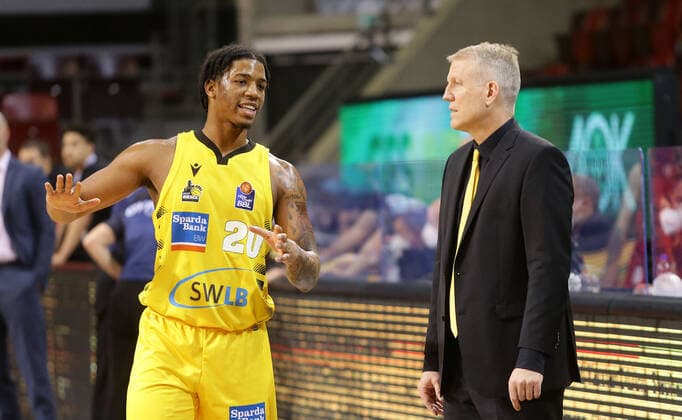Ludwigsburg , Basketball easyCredit BBL Bundesliga , MHP RIESEN Ludwigsburg vs. s.Oliver Würzburg , von links: Desi Rodriguez Trainer John patrick ( Riesen )