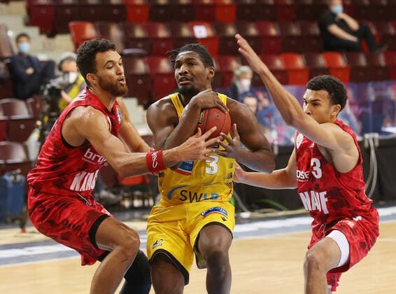 V.li. Brekkott Chapman (Würzbg), Jaleen Smith (Riesen) , Tyson Ward (Würzbg) . MHP Riesen Ludwigsburg vs.s. Oliver Würzburg . Basketball-Bundesliga 2020-2021. Ludwigsburg , GER, 27.12.2020,
