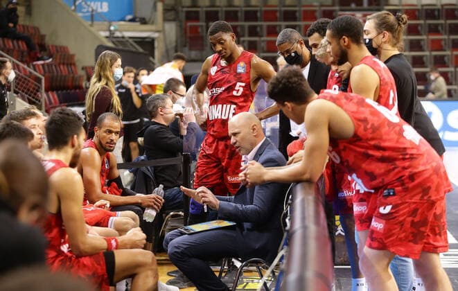 Ludwigsburg , Basketball easyCredit BBL Bundesliga , MHP RIESEN Ludwigsburg vs. s.Oliver Würzburg , Trainer Denis Wucherer ( Würzburg ) bei einer Auszeit mit seiner mannschaft