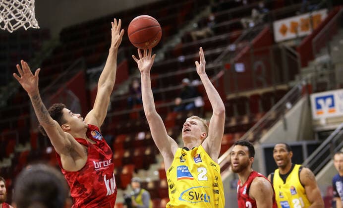 Ludwigsburg , Basketball easyCredit BBL Bundesliga , MHP RIESEN Ludwigsburg vs. s.Oliver Würzburg , von links: Joshua Obiesie ((Würz ) Jacob Patrick ( Riesen )