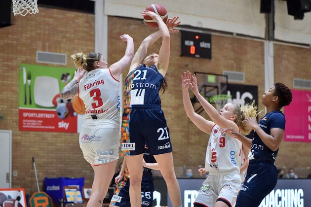 Basketball - DBBL - 04. Spieltag GiroLive Panthers Osnabrück - USC Eisvögel Freiburg am 27.12.2020 in der OSC Halle in Osnabrück Emilly Maria Kapitza(Freiburg) im Zweikampf gegen Samantha Führing Fuehring (Osnabrueck).