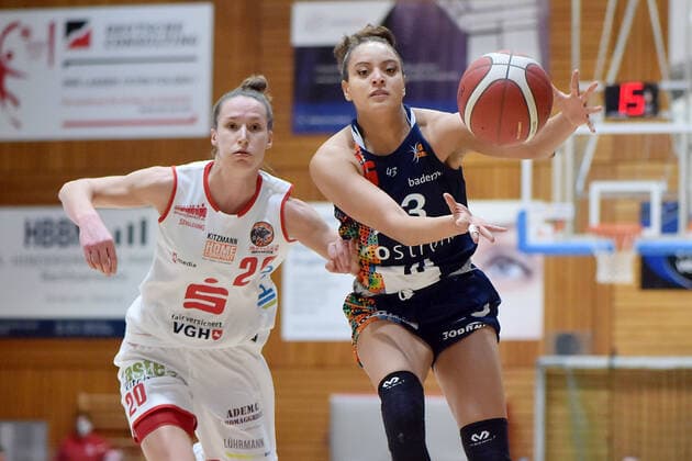 Basketball - DBBL - 04. Spieltag GiroLive Panthers Osnabrück - USC Eisvögel Freiburg am 27.12.2020 in der OSC Halle in Osnabrück Daneesha Danielle Provo (Freiburg) im Zweikampf gegen Kata Takacs (Osnabrueck).