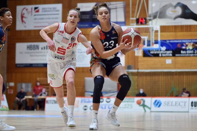 Basketball - DBBL - 04. Spieltag GiroLive Panthers Osnabrück - USC Eisvögel Freiburg am 27.12.2020 in der OSC Halle in Osnabrück Daneesha Danielle Provo (Freiburg) im Zweikampf gegen Kata Takacs (Osnabrueck).