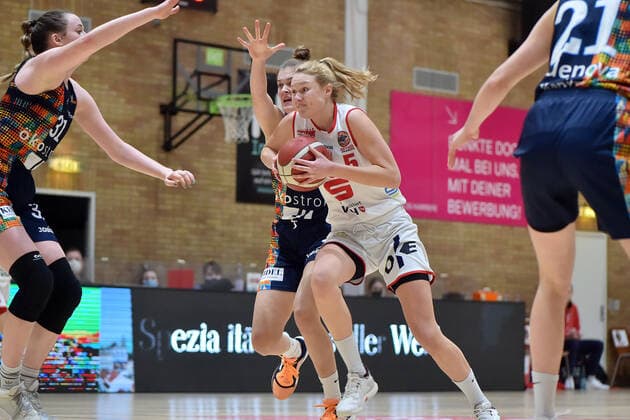 Basketball - DBBL - 04. Spieltag GiroLive Panthers Osnabrück - USC Eisvögel Freiburg am 27.12.2020 in der OSC Halle in Osnabrück Luisa Marie Nufer (Freiburg) im Zweikampf gegen Tonia Dölle Doelle (Osnabrueck).