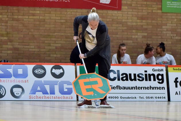 Basketball - DBBL - 04. Spieltag GiroLive Panthers Osnabrück - USC Eisvögel Freiburg am 27.12.2020 in der OSC Halle in Osnabrück Trainerin Isabel Fernandez Perez (Freiburg) muss selbst zum Wischer greifen.