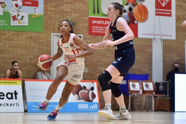 Basketball - DBBL - 04. Spieltag GiroLive Panthers Osnabrück - USC Eisvögel Freiburg am 27.12.2020 in der OSC Halle in Osnabrück Cassidy Margaret Boensch (Freiburg) im Zweikampf gegen Allazia Blockton (Osnabrueck).