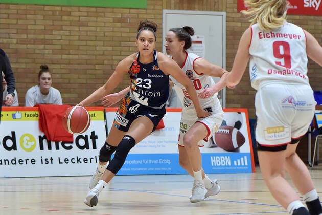 Basketball - DBBL - 04. Spieltag GiroLive Panthers Osnabrück - USC Eisvögel Freiburg am 27.12.2020 in der OSC Halle in Osnabrück Daneesha Danielle Provo (Freiburg) im Zweikampf gegen Kata Takacs (Osnabrueck).