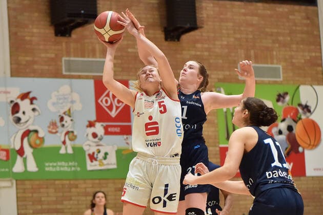 Basketball - DBBL - 04. Spieltag GiroLive Panthers Osnabrück - USC Eisvögel Freiburg am 27.12.2020 in der OSC Halle in Osnabrück Cassidy Margaret Boensch (Freiburg) im Zweikampf gegen Tonia Dölle Doelle (Osnabrueck).