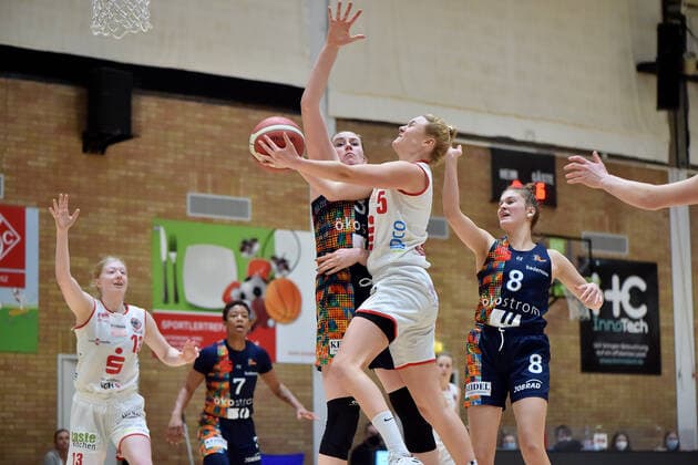 Basketball - DBBL - 04. Spieltag GiroLive Panthers Osnabrück - USC Eisvögel Freiburg am 27.12.2020 in der OSC Halle in Osnabrück Cassidy Margaret Boensch (Freiburg) im Zweikampf gegen Tonia Dölle Doelle (Osnabrueck).