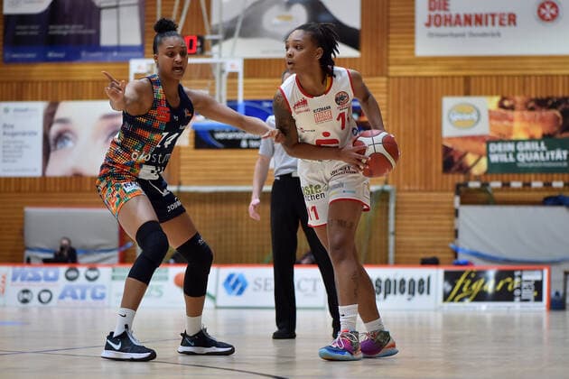 Basketball - DBBL - 04. Spieltag GiroLive Panthers Osnabrück - USC Eisvögel Freiburg am 27.12.2020 in der OSC Halle in Osnabrück Sanata-Lea Ouedraogo (Freiburg) im Zweikampf gegen Allazia Blockton (Osnabrueck).