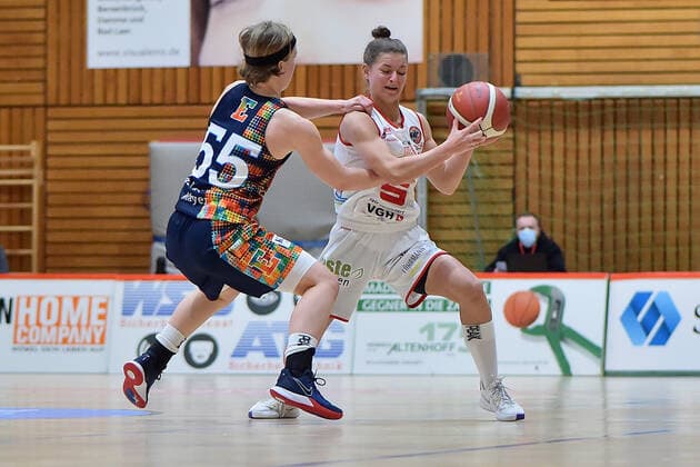 Basketball - DBBL - 04. Spieltag GiroLive Panthers Osnabrück - USC Eisvögel Freiburg am 27.12.2020 in der OSC Halle in Osnabrück Pauline Marie Mayer (Freiburg) im Zweikampf gegen Jenny Strozyk (Osnabrueck).