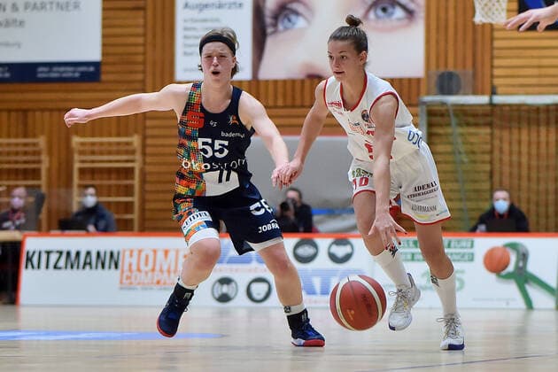 Basketball - DBBL - 04. Spieltag GiroLive Panthers Osnabrück - USC Eisvögel Freiburg am 27.12.2020 in der OSC Halle in Osnabrück Pauline Marie Mayer (Freiburg) im Zweikampf gegen Jenny Strozyk (Osnabrueck).