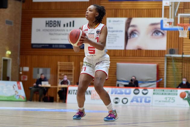 Basketball - DBBL - 04. Spieltag GiroLive Panthers Osnabrück - USC Eisvögel Freiburg am 27.12.2020 in der OSC Halle in Osnabrück Allazia Blockton (Osnabrueck) am Ball.
