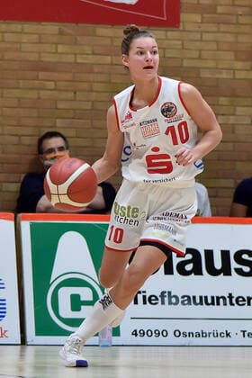 Basketball - DBBL - 04. Spieltag GiroLive Panthers Osnabrück - USC Eisvögel Freiburg am 27.12.2020 in der OSC Halle in Osnabrück Jenny Strozyk (Osnabrueck) am Ball.
