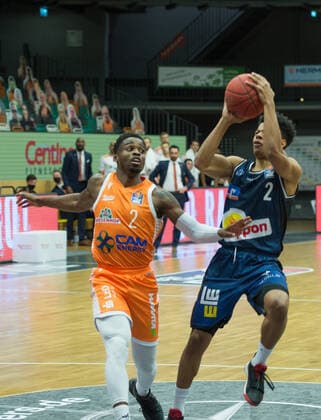 GER, Basketball, RASTA Vechta vs Crailsheim Merlins 27.12.2020, RASTA Dome, Vechta, GER, easy Credit-BBL, RASTA Vechta vs s. Crailsheim Merlins, im Bild Ikenna IROEGBU ( Rasta Vechta 2 ) Trae BELL-HAYNES( Crailsheim MERLINS 2 )
