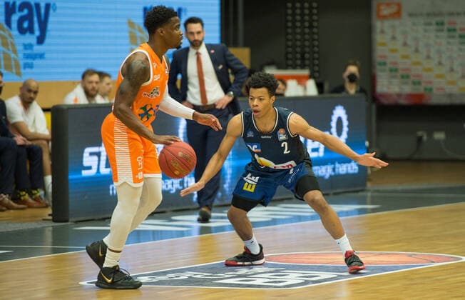 GER, Basketball, RASTA Vechta vs Crailsheim Merlins 27.12.2020, RASTA Dome, Vechta, GER, easy Credit-BBL, RASTA Vechta vs s. Crailsheim Merlins, im Bild Trae BELL-HAYNES( Crailsheim MERLINS 2 ) Ikenna IROEGBU ( Rasta Vechta 2 )