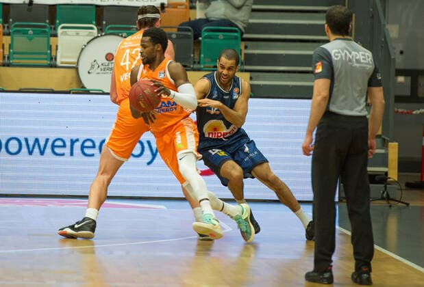 GER, Basketball, RASTA Vechta vs Crailsheim Merlins 27.12.2020, RASTA Dome, Vechta, GER, easy Credit-BBL, RASTA Vechta vs s. Crailsheim Merlins, im Bild Josh YOUNG (Rasta Vechta 8 ) Elias LASISI ( Crailsheim MERLINS 6 )