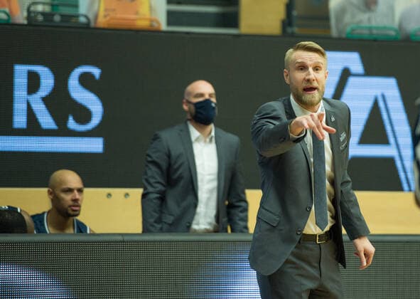 GER, Basketball, RASTA Vechta vs Crailsheim Merlins 27.12.2020, RASTA Dome, Vechta, GER, easy Credit-BBL, RASTA Vechta vs s. Crailsheim Merlins, im Bild Tuomas IISALO ( Crailsheim MERLINS Headcoach ) Juho KAILIO ( Crailsheim MERLINS Assistantcoach )