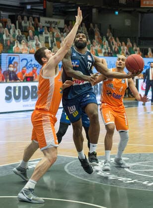 GER, Basketball, RASTA Vechta vs Crailsheim Merlins 27.12.2020, RASTA Dome, Vechta, GER, easy Credit-BBL, RASTA Vechta vs s. Crailsheim Merlins, im Bild Tim COLEMAN ( Crailsheim MERLINS 11 ) Will VORHEES (Rasta Vechta 41 )