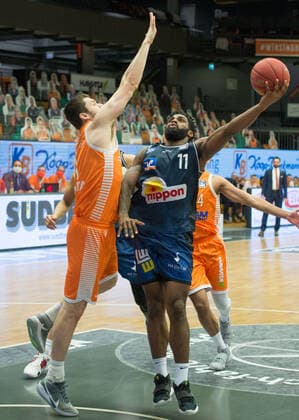 GER, Basketball, RASTA Vechta vs Crailsheim Merlins 27.12.2020, RASTA Dome, Vechta, GER, easy Credit-BBL, RASTA Vechta vs s. Crailsheim Merlins, im Bild Tim COLEMAN ( Crailsheim MERLINS 11 ) Will VORHEES (Rasta Vechta 41 )