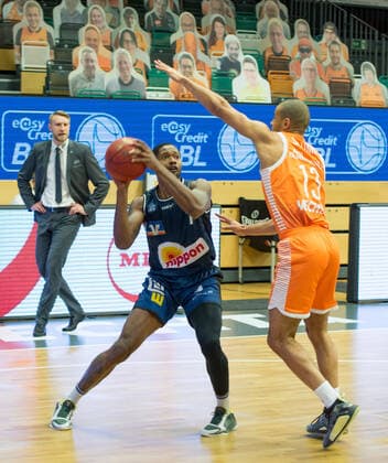 GER, Basketball, RASTA Vechta vs Crailsheim Merlins 27.12.2020, RASTA Dome, Vechta, GER, easy Credit-BBL, RASTA Vechta vs s. Crailsheim Merlins, im Bild Haywood HIGHSMITH ( Crailsheim MERLINS 7 ) Jean SALUMU (Rasta Vechta 13 )
