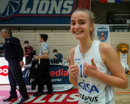 Lilly Oswald (16, GISA Lions SV Halle) macht ihre ersten Körbe für die GISA Lions und freut sich riesig GISA Lions SV Halle vs. inexio Royals aus Saarlouis Basketball - 1. Bundesliga - ERDGAS Sportarena Halle (Saale) 27.12.2020 Foto: Holger John Sachsen-Anhalt Deutschland