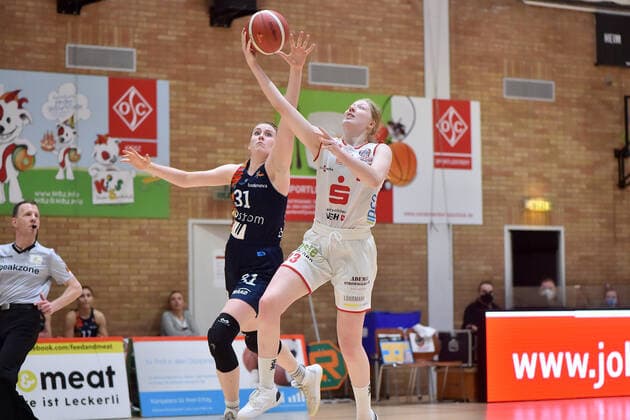 Basketball - DBBL - 04. Spieltag GiroLive Panthers Osnabrück - USC Eisvögel Freiburg am 27.12.2020 in der OSC Halle in Osnabrück Cassidy Margaret Boensch (Freiburg) im Zweikampf gegen Frieda Bühner Buehner (Osnabrueck).