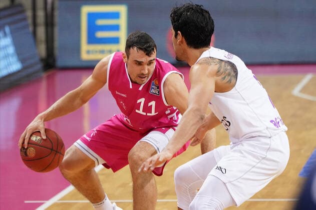 GER, easyCredit BBL, Herren, Telekom Baskets Bonn vs. BG Goettingen 27.12.2020, Telekom Dome, Bonn, GER, easyCredit BBL, Herren, Telekom Baskets Bonn vs. BG Goettingen, im Bild picture shows: Anthony DiLeo (Telekom Bonn 11), im Zweikampf gegen Jorge Gutiérrez (Goettingen 7),