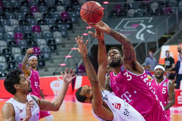 GER, easyCredit BBL, Herren, Telekom Baskets Bonn vs. BG Goettingen 27.12.2020, Telekom Dome, Bonn, GER, easyCredit BBL, Herren, Telekom Baskets Bonn vs. BG Goettingen, im Bild picture shows: Akeem Vargas (Goettingen 8), im Zweikampf gegen James Thompson IV (Telekom Bonn 3),