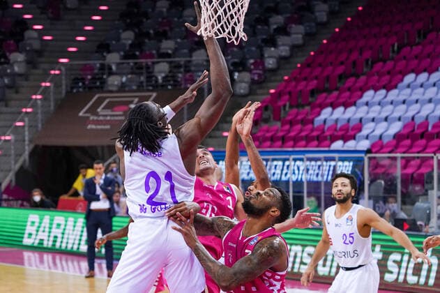 GER, easyCredit BBL, Herren, Telekom Baskets Bonn vs. BG Goettingen 27.12.2020, Telekom Dome, Bonn, GER, easyCredit BBL, Herren, Telekom Baskets Bonn vs. BG Goettingen, im Bild picture shows: Anthony DiLeo (Telekom Bonn 11), James Thompson IV (Telekom Bonn 3), im Zweikampf gegen Tai Odiase (Goettingen 21),