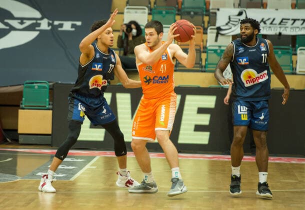 GER, Basketball, RASTA Vechta vs Crailsheim Merlins 27.12.2020, RASTA Dome, Vechta, GER, easy Credit-BBL, RASTA Vechta vs s. Crailsheim Merlins, im Bild Will VORHEES (Rasta Vechta 41 ) Jamuni McNEACE ( Crailsheim MERLINS 17 ) Tim COLEMAN ( Crailsheim MERLINS 11 )