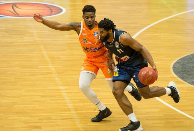 GER, Basketball, RASTA Vechta vs Crailsheim Merlins 27.12.2020, RASTA Dome, Vechta, GER, easy Credit-BBL, RASTA Vechta vs s. Crailsheim Merlins, im Bild Tim COLEMAN ( Crailsheim MERLINS 11 ) Ikenna IROEGBU ( Rasta Vechta 2 )