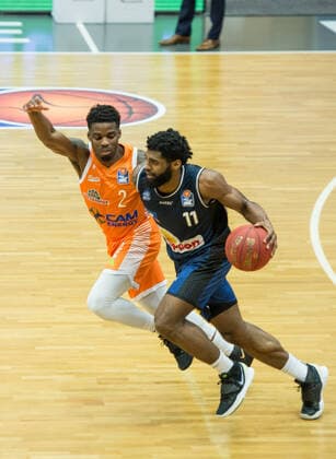 GER, Basketball, RASTA Vechta vs Crailsheim Merlins 27.12.2020, RASTA Dome, Vechta, GER, easy Credit-BBL, RASTA Vechta vs s. Crailsheim Merlins, im Bild Tim COLEMAN ( Crailsheim MERLINS 11 ) Ikenna IROEGBU ( Rasta Vechta 2 )