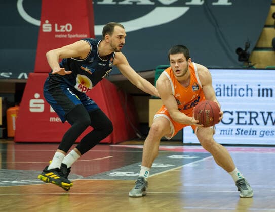 GER, Basketball, RASTA Vechta vs Crailsheim Merlins 27.12.2020, RASTA Dome, Vechta, GER, easy Credit-BBL, RASTA Vechta vs s. Crailsheim Merlins, im Bild Will VORHEES (Rasta Vechta 41 ) Dejan KOVACEVIC ( Crailsheim MERLINS 22 )