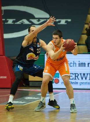 GER, Basketball, RASTA Vechta vs Crailsheim Merlins 27.12.2020, RASTA Dome, Vechta, GER, easy Credit-BBL, RASTA Vechta vs s. Crailsheim Merlins, im Bild Will VORHEES (Rasta Vechta 41 ) Dejan KOVACEVIC ( Crailsheim MERLINS 22 )