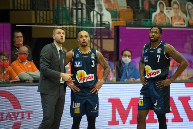 GER, Basketball, RASTA Vechta vs Crailsheim Merlins 27.12.2020, RASTA Dome, Vechta, GER, easy Credit-BBL, RASTA Vechta vs s. Crailsheim Merlins, im Bild an der Seitenlinie Tuomas IISALO ( Crailsheim MERLINS Headcoach ) Maurice STUCKEY ( Crailsheim MERLINS 3 ) Haywood HIGHSMITH ( Crailsheim MERLINS 7 )