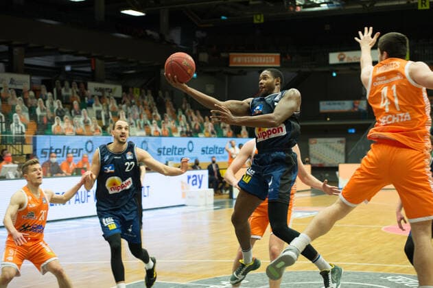 GER, Basketball, RASTA Vechta vs Crailsheim Merlins 27.12.2020, RASTA Dome, Vechta, GER, easy Credit-BBL, RASTA Vechta vs s. Crailsheim Merlins, im Bild Haywood HIGHSMITH ( Crailsheim MERLINS 7 ) Will VORHEES (Rasta Vechta 41 )