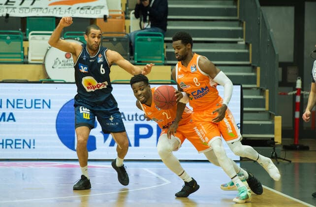 GER, Basketball, RASTA Vechta vs Crailsheim Merlins 27.12.2020, RASTA Dome, Vechta, GER, easy Credit-BBL, RASTA Vechta vs s. Crailsheim Merlins, im Bild Ikenna IROEGBU ( Rasta Vechta 2 ) Josh YOUNG (Rasta Vechta 8 ) Elias LASISI ( Crailsheim MERLINS 6 )