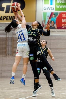 Eilidh Simpson (41, GISA Lions SV Halle) gegen Chelsea Waters (Saarlouis) GISA Lions SV Halle vs. inexio Royals aus Saarlouis Basketball - 1. Bundesliga - ERDGAS Sportarena Halle (Saale) 27.12.2020 Foto: Holger John Sachsen-Anhalt Deutschland