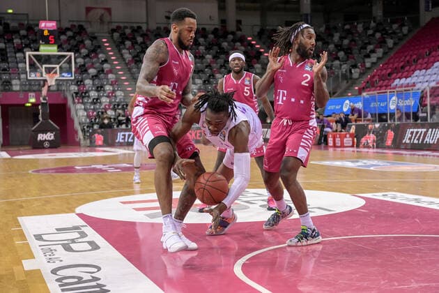 easyCredit BBL, Telekom Baskets Bonn vs. BG Goettingen, 27.12.2020 James Thompson IV (Telekom Baskets Bonn 3), Ron Jackson Jr. (BG Goettingen 21), Xavier Pollard (Telekom Baskets Bonn 2), easyCredit BBL, Telekom Baskets Bonn vs. BG Goettingen am 27.12.2020 im Telekom Dome Bonn, Bonn (Nordrhein-Westfalen) Copyright: xBEAUTIFULxSPORTS Mueller-Laschetx