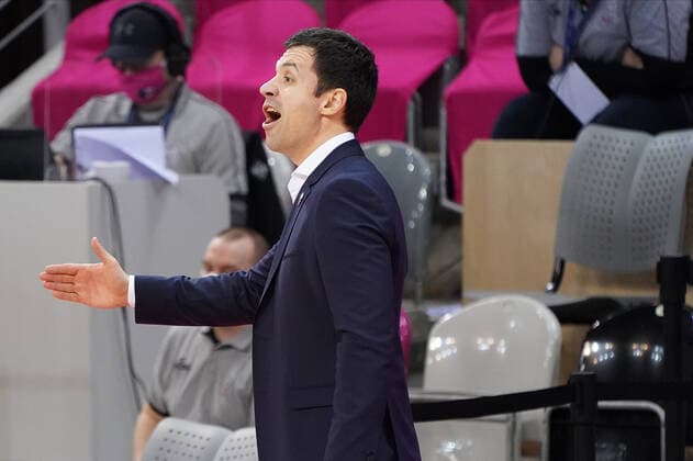GER, easyCredit BBL, Herren, Telekom Baskets Bonn vs. BG Goettingen 27.12.2020, Telekom Dome, Bonn, GER, easyCredit BBL, Herren, Telekom Baskets Bonn vs. BG Goettingen, im Bild picture shows: Igor Jovovic Head Coach (Telekom Bonn) regt sich heftig auf, Gestik, Mimik, unzufrieden enttaeuscht niedergeschlagen frustriert,