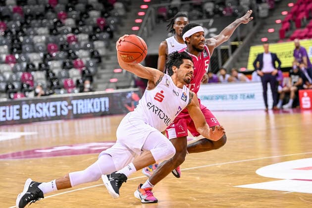 easyCredit BBL, Telekom Baskets Bonn vs. BG Goettingen, 27.12.2020 Jorge Gutierrez (BG Goettingen 7), Josh Hagins (Telekom Baskets Bonn 5), easyCredit BBL, Telekom Baskets Bonn vs. BG Goettingen am 27.12.2020 im Telekom Dome Bonn, Bonn (Nordrhein-Westfalen) Copyright: xBEAUTIFULxSPORTS Mueller-Laschetx