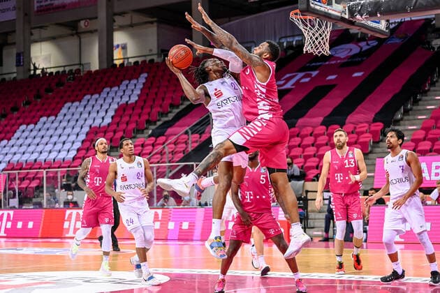 easyCredit BBL, Telekom Baskets Bonn vs. BG Goettingen, 27.12.2020 Ron Jackson Jr. (BG Goettingen 21), James Thompson IV (Telekom Baskets Bonn 3), easyCredit BBL, Telekom Baskets Bonn vs. BG Goettingen am 27.12.2020 im Telekom Dome Bonn, Bonn (Nordrhein-Westfalen) Copyright: xBEAUTIFULxSPORTS Mueller-Laschetx