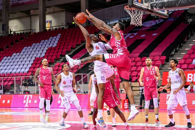 easyCredit BBL, Telekom Baskets Bonn vs. BG Goettingen, 27.12.2020 Ron Jackson Jr. (BG Goettingen 21), James Thompson IV (Telekom Baskets Bonn 3), easyCredit BBL, Telekom Baskets Bonn vs. BG Goettingen am 27.12.2020 im Telekom Dome Bonn, Bonn (Nordrhein-Westfalen) Copyright: xBEAUTIFULxSPORTS Mueller-Laschetx