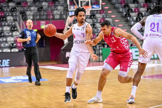 easyCredit BBL, Telekom Baskets Bonn vs. BG Goettingen, 27.12.2020 Jorge Gutierrez (BG Goettingen 7), Anthony DiLeo (Telekom Baskets Bonn 11), easyCredit BBL, Telekom Baskets Bonn vs. BG Goettingen am 27.12.2020 im Telekom Dome Bonn, Bonn (Nordrhein-Westfalen) Copyright: xBEAUTIFULxSPORTS Mueller-Laschetx